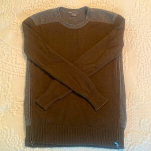 Woman’s Vince sweater size small